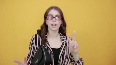 Etkileyici kız gülümsedi, eğlendi ve barış işaretini parmaklarıyla gösterdi.