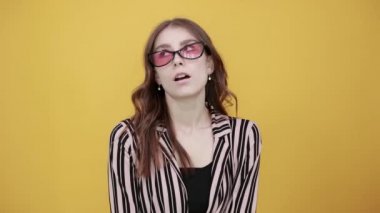 Güneş gözlükleriyle sıkılmış kadın, ilgilenmiyor.