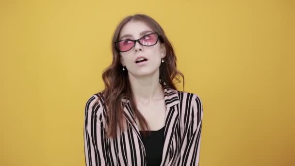 Dame s'ennuie dans les lunettes de soleil, pas intéressé — Video
