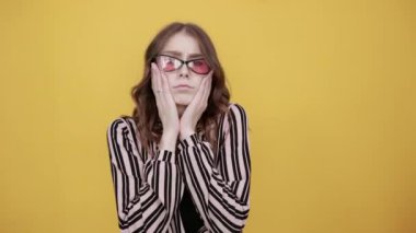 Şaşırmış Kız, Elleriyle yanaklarına dokunur