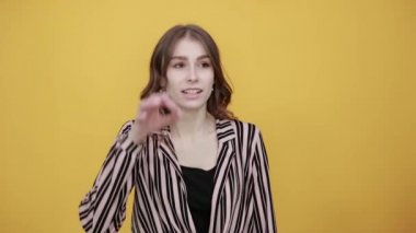 Şok olmuş kız şaşırdı ve elleriyle gözünden 
