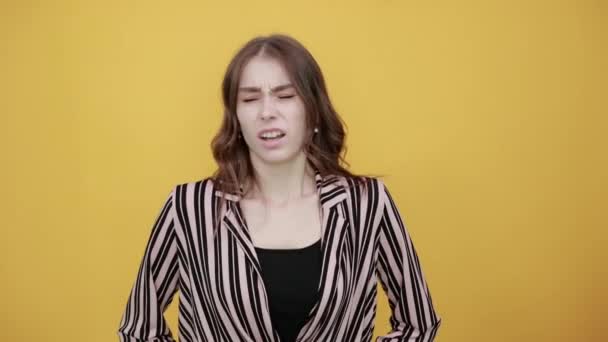 Fille est courbé, Grimaces de la douleur dans l'estomac ou le ventre, tenant les mains à mal — Video