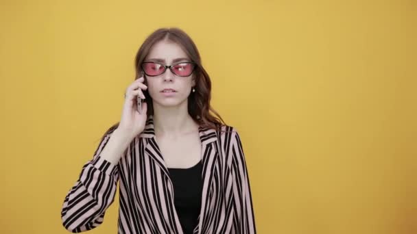 Menina perturbada conversando no telefone com mau humor, mostra o polegar para baixo — Vídeo de Stock