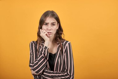 Emin olmayan kız çenesini tutamadı, tereddüt etti. Cesaretsizliği, Karmaşayı Kabul Et.