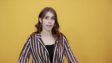 Mutlu kız gülüyor ve kendini işaret ediyor. Forefinger ile..