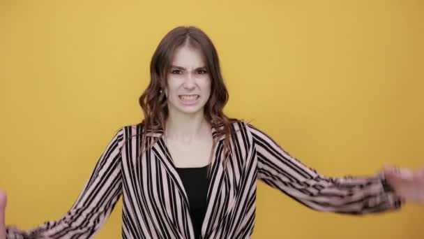 Boos, geïrriteerd meisje houdt haar handen zacht voor en is nerveus — Stockvideo