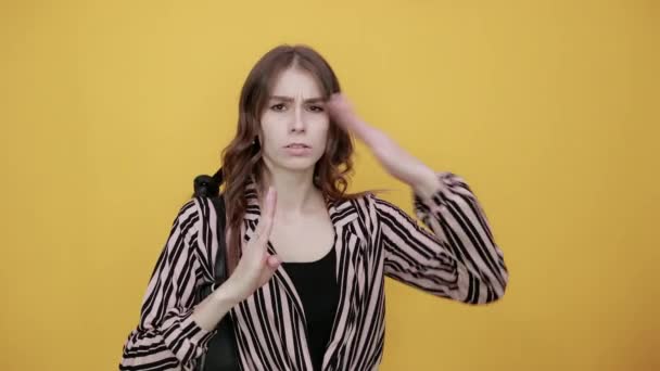 Arg flicka visar sina händer Gesture Break, Det räcker, Time Out. — Stockvideo