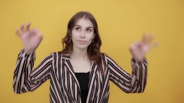 Komik kız gözlük takar, ellerini gözlerine götürür. Görüş Konsepti