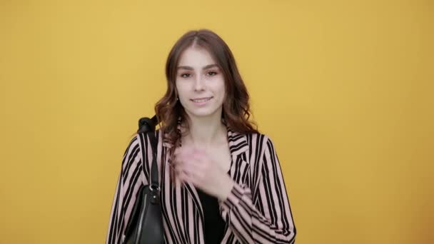 Gelukkig meisje glimlacht en houdt haar kin met de hand — Stockvideo