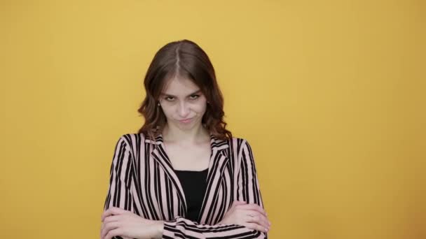 Ofendida mulher colocar suas mãos um no outro e está com raiva — Vídeo de Stock