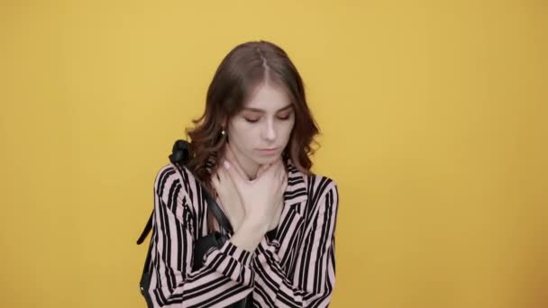 Напуганная девушка душит себя руками за горло — стоковое видео