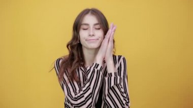 Yorgun Kız Kafası Ellerinde Uyuyor