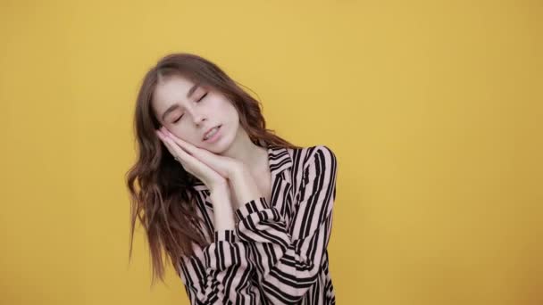 Menina sonolenta esfrega as palmas das mãos juntas e dorme — Vídeo de Stock