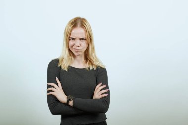 Siyah kazaklı genç sarışın kadın beyaz arka planda, sinirli kız