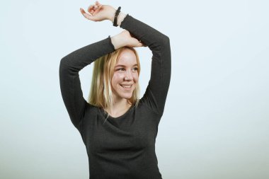 Gülümseyen, yumruklarını yumruklayan Mutlu Çekici Kız