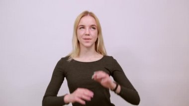 Mutlu kız gülümsüyor, ellerini başının arkasında tutuyor. Rüya İnsanları Konsepti