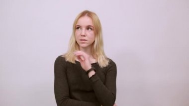 Hayalperest Kız Çenesine Dokunur ve Düşünür, Entelektüeller, Toplumun Seçkinleri