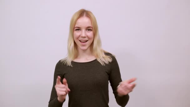 Happy Girl Uśmiecha, Pokazuje Ręce Gesture Ok. Ludzie, którzy mają wszystko w porządku — Wideo stockowe