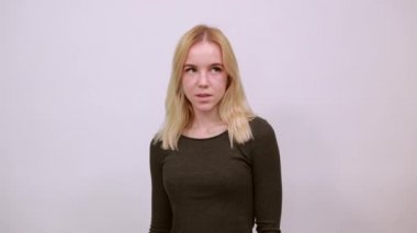 Mutlu kız gülümser, ellerini yumruk yapıp kaldırır.