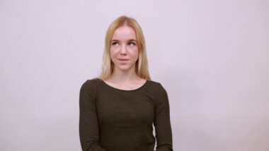 Hayalperest Kız Düşünüyor, elini çenesine koyuyor. Akıllı İnsanlar Konsepti.