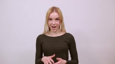 Yüzüne yakın el ele tutuşan heyecanlı kız şaşırdı.