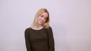 Kafası karışmış kız avuçlarını yukarı kaldırdı. Belirsiz İnsanlar Konsepti