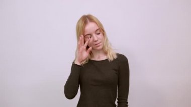 Gülümseyen mutlu kız avuçlarını kaldırdı. Ağzını açtı.