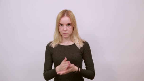 Asustado chica cubierto su boca con manos — Vídeos de Stock