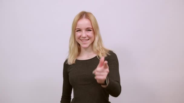 Felice ragazza sorridente sollevato il pollice fino — Video Stock