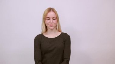 Havalı kız ellerini göğsüne yapıştırdı ve kendine güvenerek kameraya baktı. Yan Döndürülmüş