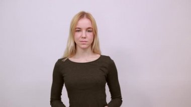 Mutlu Çekici Kız Gülümseyen Parmaklar Öndeki Kişiye.