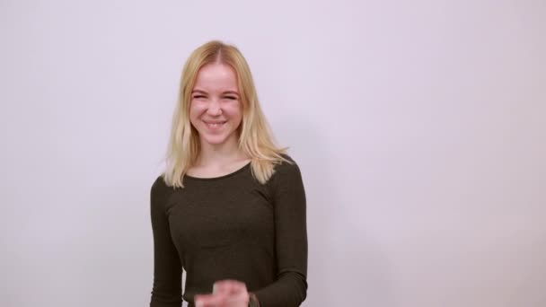 매력적 인 행복 한 소녀 가술을 짜고, 머리를 쳐들고 일어서다 — 비디오