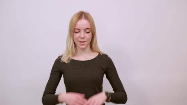 Idiote fille montre son langue et fait un Ok signe avec les doigts devant oeil — Video