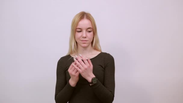 Soñadora chica sostiene su mano a la barbilla y piensa — Vídeo de stock