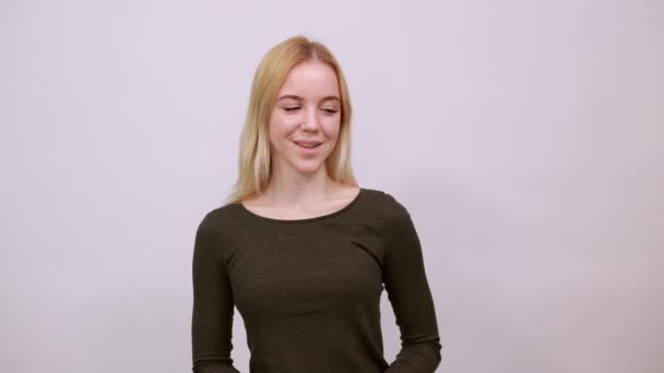 Happy Girl Smiles, Points Direction, Gesturing Forefingers. Concepto de sinceridad — Vídeo de stock