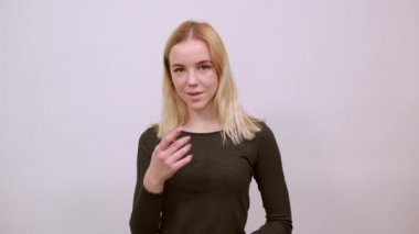 Şık Kız Forefinger 'ı gösteriyor. Modaya uygun, kendine güvenen insanlar kavramı