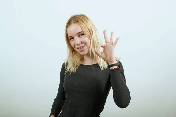 Felice ragazza sorride, mostra dita del segno della mano Ok . — Foto Stock