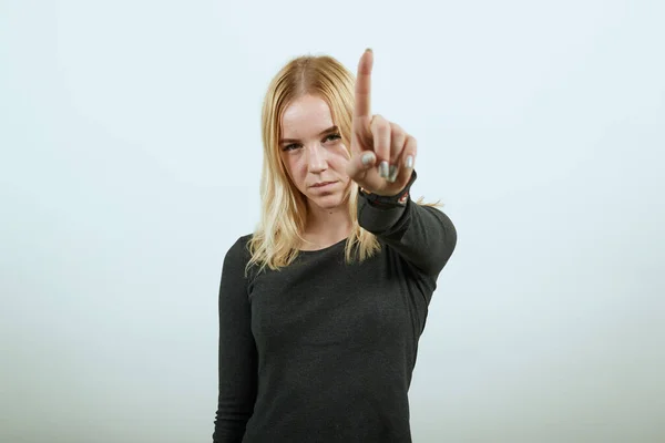 Unzufriedene Mädchen protestieren mit erhobenem Zeigefinger und nervösem Gesichtsausdruck — Stockfoto