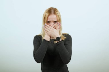 Tatmin Olmayan Kız Ağzını Ellerle Kapadı. Gizem, Sessizlik, Duygusallık