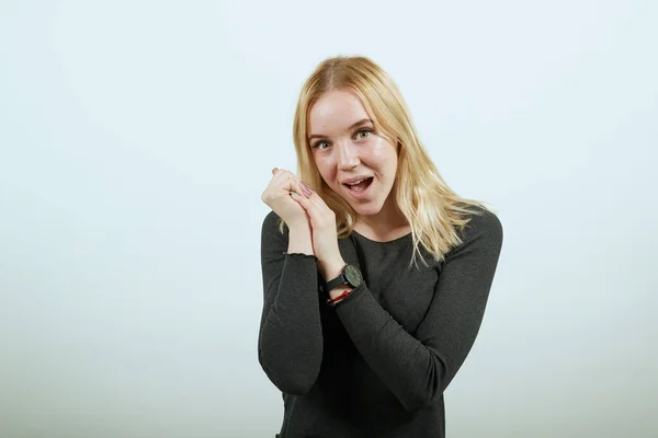Garota surpresa pressionou as mãos com uma expressão surpresa em seu rosto — Fotografia de Stock