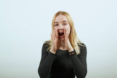 Gürültücü kız ellerini ağzına dayar ve yüksek sesle bağırır. Gürültü Kavramı