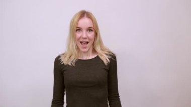 Şaşırmış Kız Ellerinizi Kaldırın ve Avuçlarınızı Gösterin. Duygusal İnsanlar Konsepti