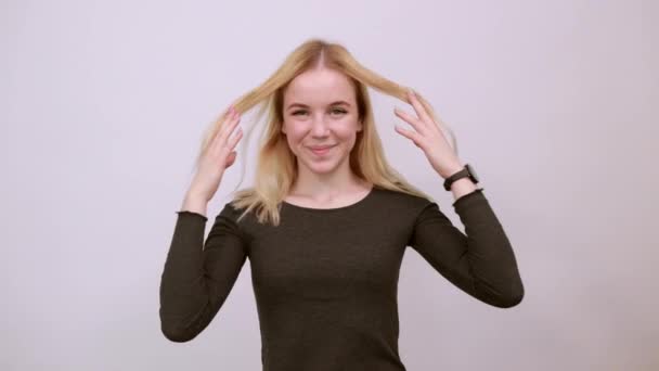 Happy Girl Smiling muestra Forefinger Forward. Concepto de personas buenas y exitosas — Vídeo de stock