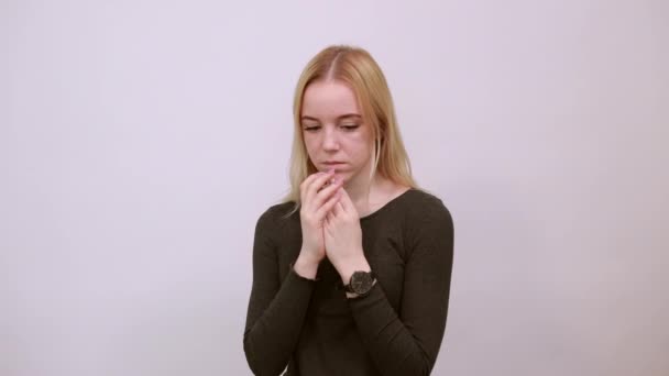 Nespokojená dívka se zakrytými ústy s rukama. Mysterie konceptu, tiché, emocionální — Stock video