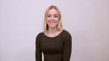 Şaşırmış Kız Yüzünde Sürpriz bir ifadeyle Ellerine Baskı Yaptı