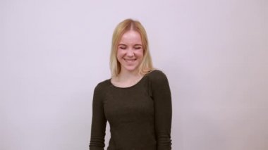 Gülümseyen Mutlu Kız, Eller yukarı. Başarılı Olma Kavramı