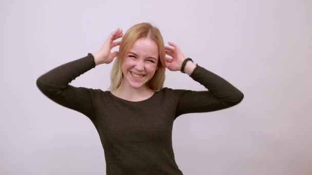 Überraschtes Mädchen hält Kopf mit den Händen Das Konzept der schockierten Menschen — Stockvideo