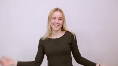 Mutlu kız gülümseyip avuç içleriyle yön gösteriyor. Amaçlı kavram