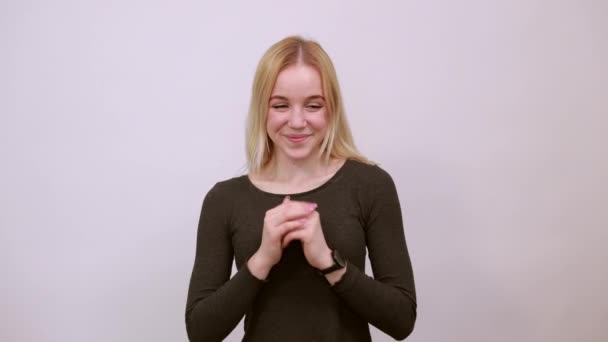 Fille heureuse souriante, les mains serrées dans les poings. Le concept de heureux et sincère — Video