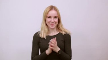 Kız şanslı olduğunu hisseder. Kadın ellerini kaldırdı ve şans diledi.